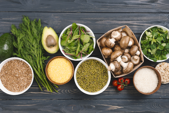 elevated-view-fresh-vegetables-pulses-black-wooden-desk – kopija 570.jpg