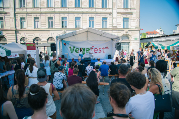 570 Melanie Joy & Jadranka Juras @ Vegafest 2023 (crowd picture) [Photo - Danijel Sušnik].jpg